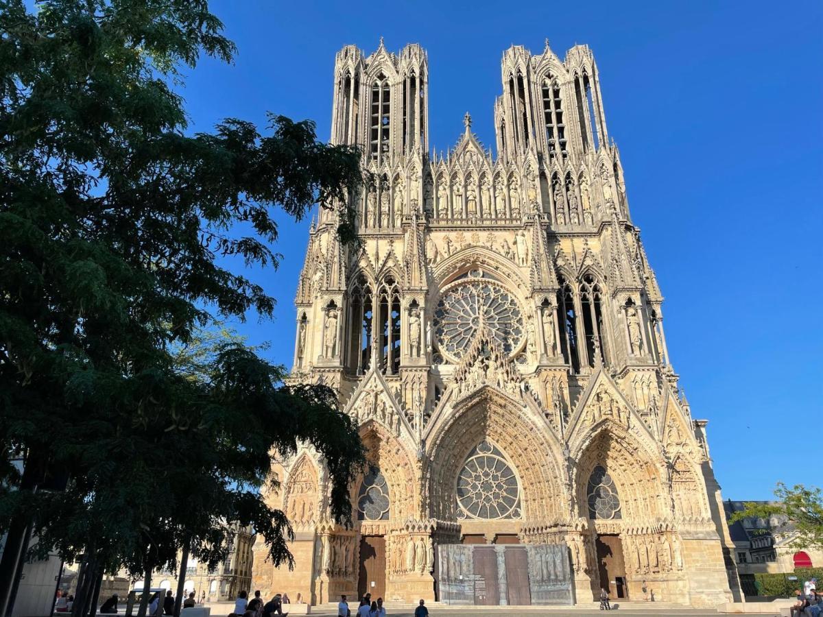 Charme De L'Ancien Pour Cet Appartement Entierement Renove Dans L'Hypercentre De Reims Exterior photo
